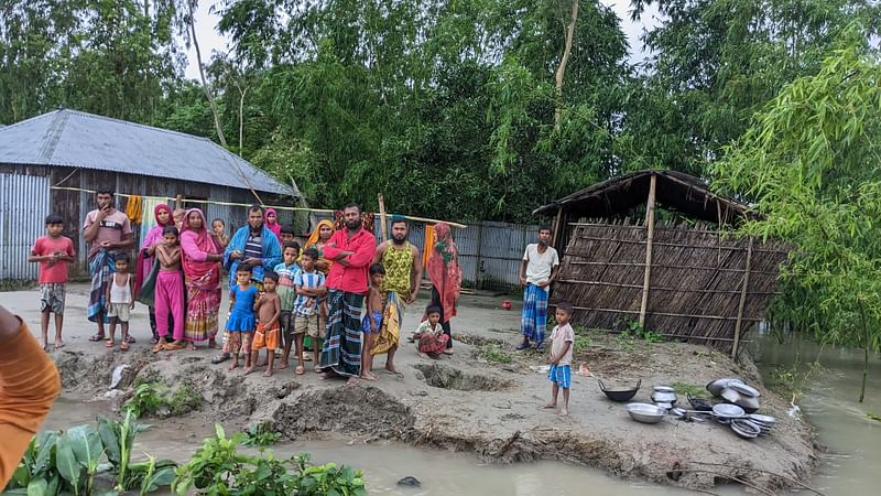 পানিবন্দী হয়ে পড়েছেন স্থানীয় লোকজন। গতকাল শুক্রবার বিকেলে কুড়িগ্রামের নাগেশ্বরী উপজেলার নুনখাওয়া ইউনিয়নের চর কাপনা এলাকায়